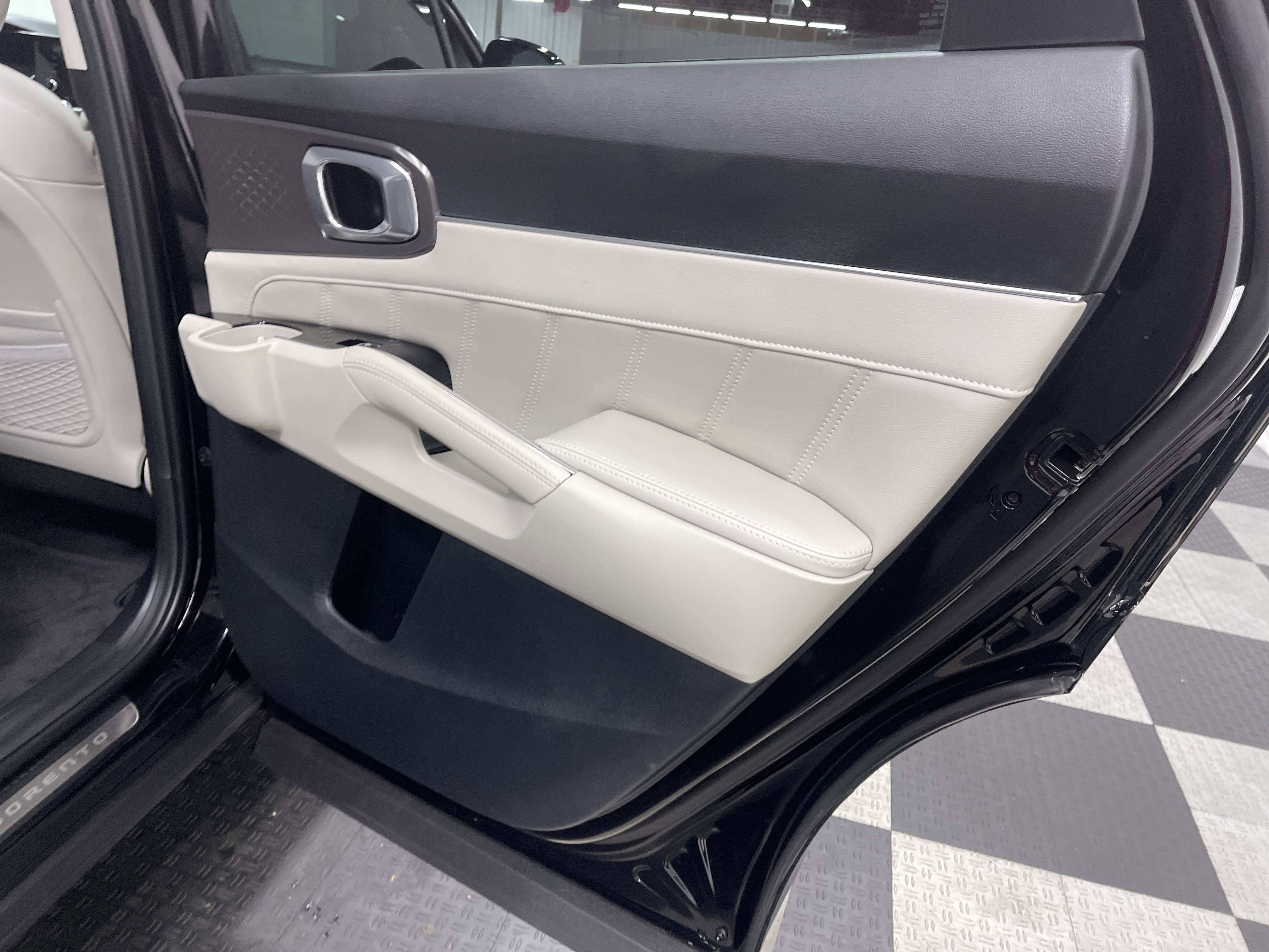 Used 2023 Kia Sorento SX image 19