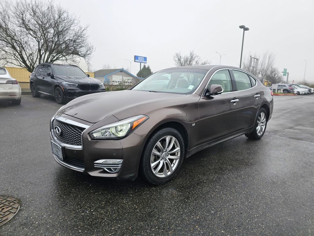 Used 2018 INFINITI Q70 Luxe image 3