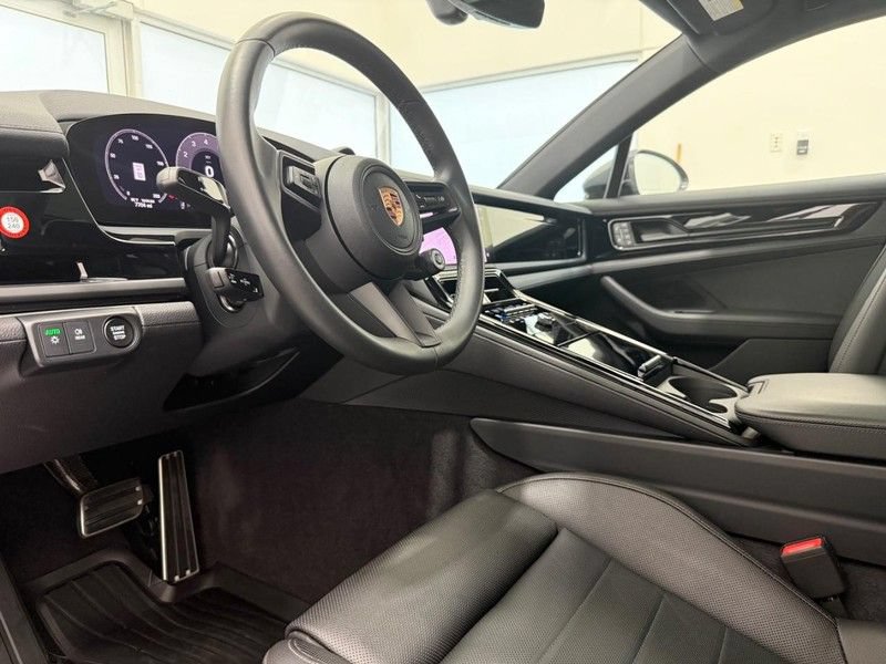 Certified 2025 Porsche Panamera 4 AWD/4WD image 4