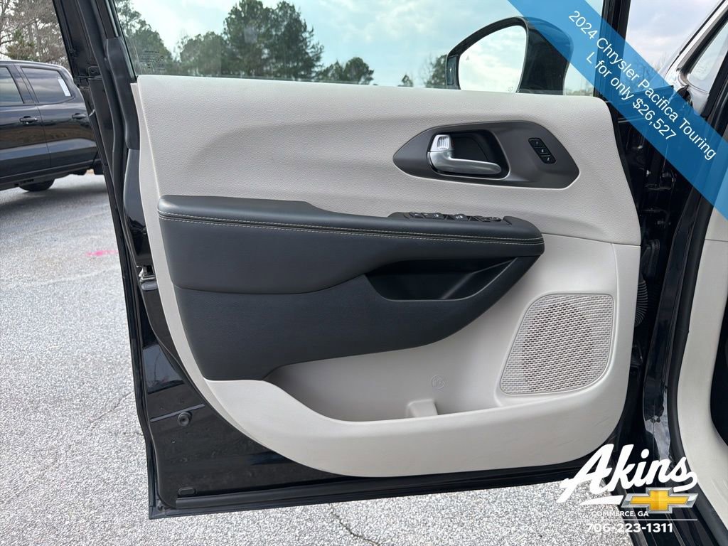 Used 2024 Chrysler Pacifica Touring-L image 15