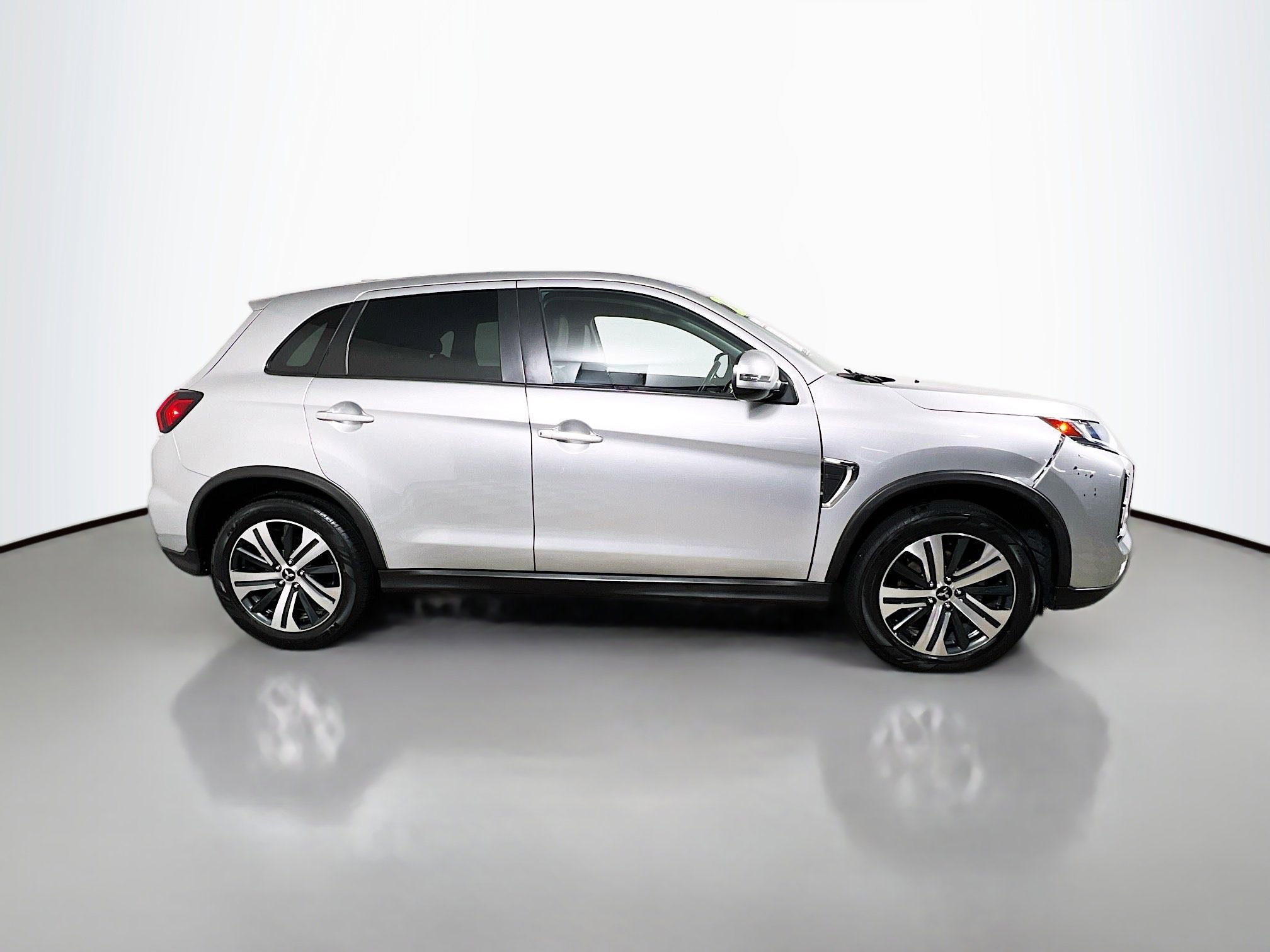 Used 2023 Mitsubishi Outlander Sport SE image 3