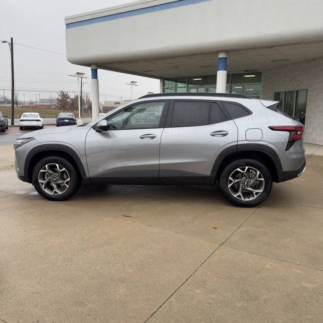 Used 2025 Chevrolet Trax LT w/ LT Convenience Package image 6