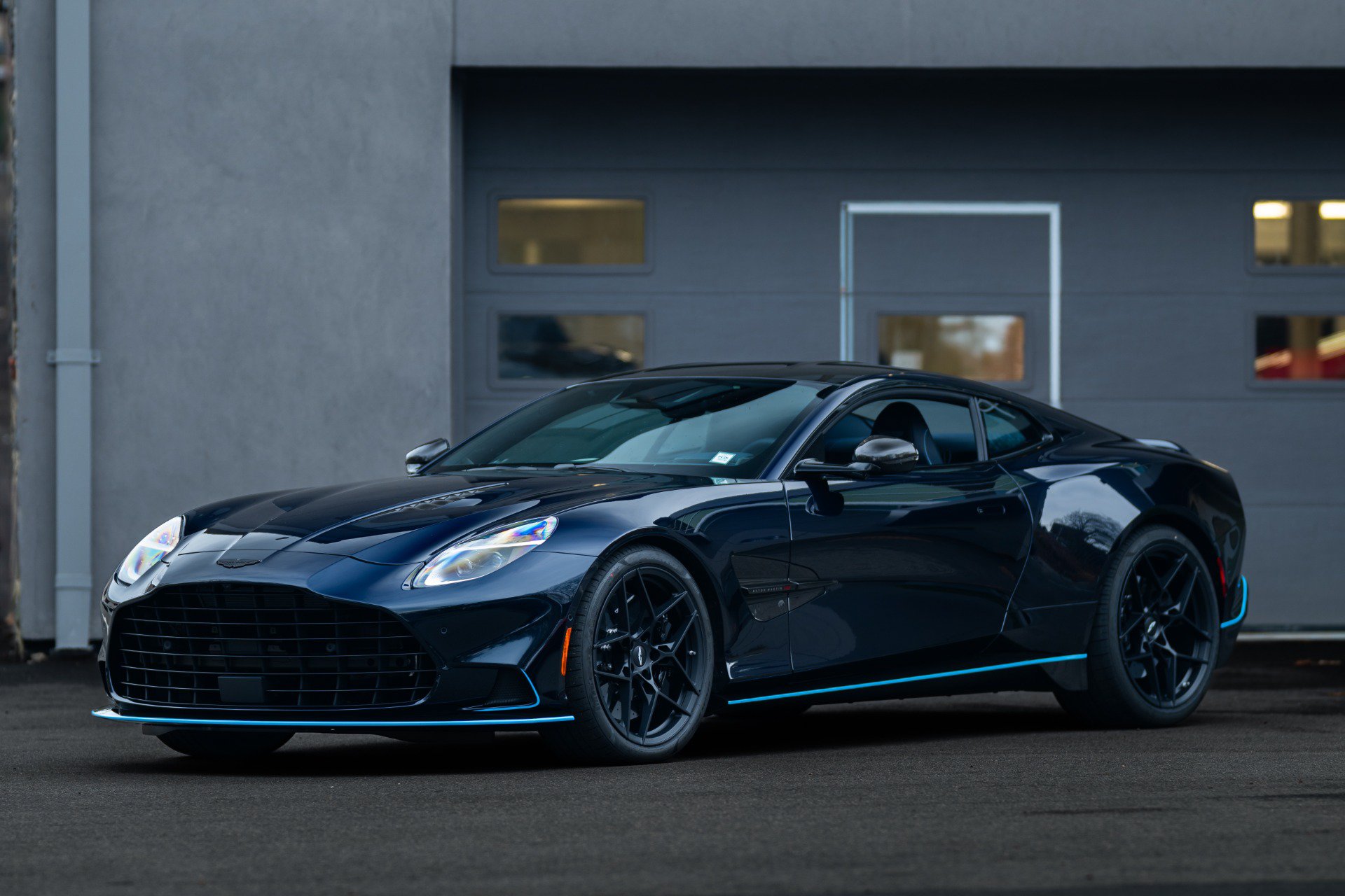 Used 2025 Aston Martin Vanquish RWD image 37