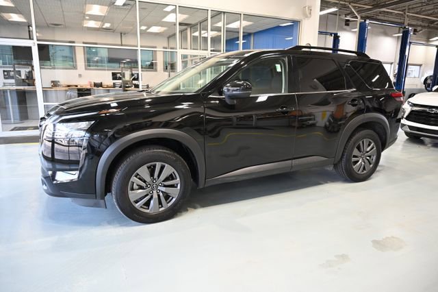 Used 2025 Nissan Pathfinder SV image 7