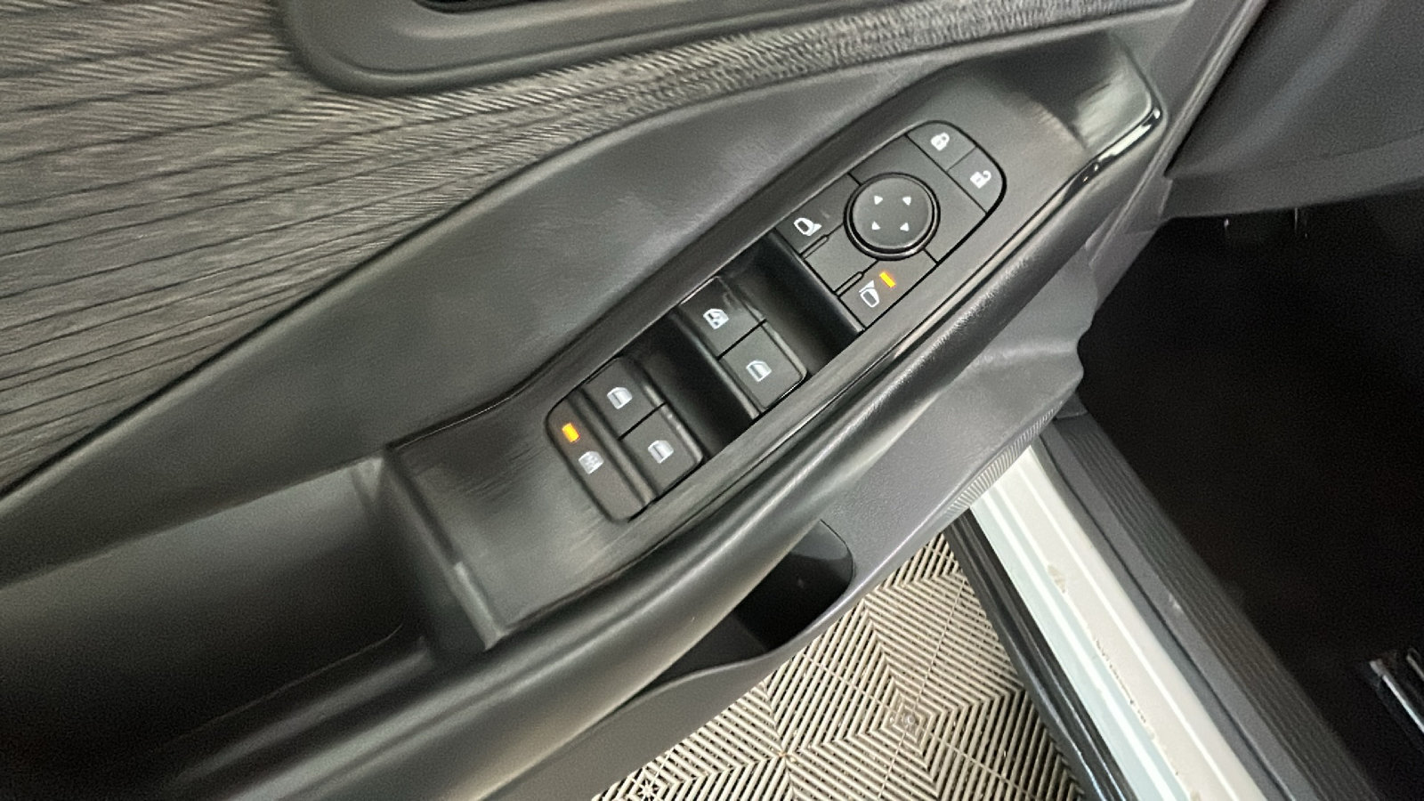 Used 2023 Nissan Rogue S AWD/4WD image 12