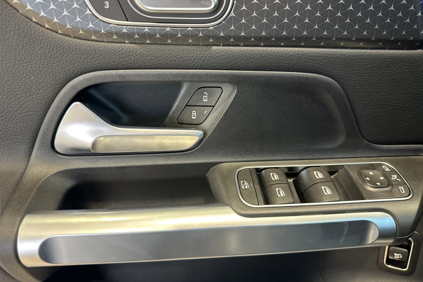 New 2025 Mercedes-Benz GLB 250 4MATIC image 11