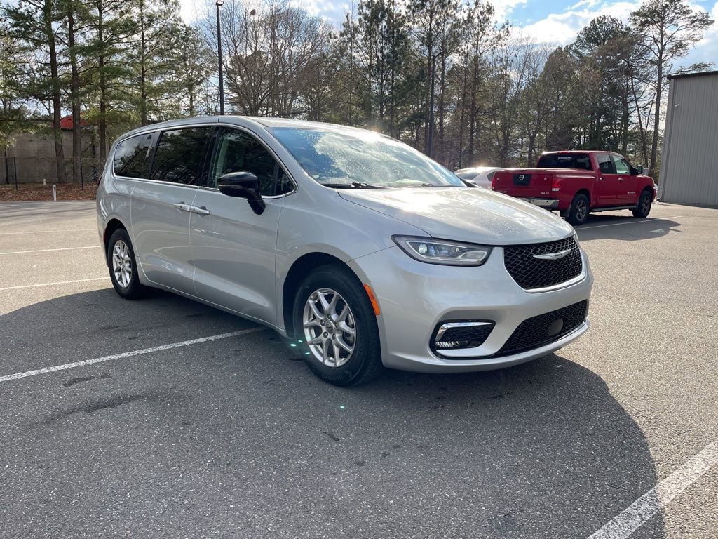 Used 2024 Chrysler Pacifica Touring-L image 4