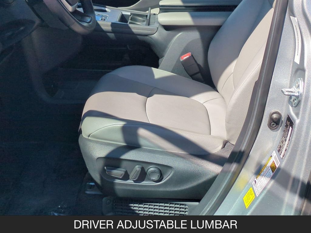 Used 2025 Toyota Sienna XLE FWD image 15
