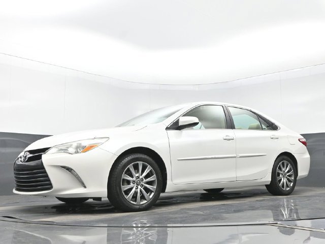 Used 2017 Toyota Camry XLE w/ Moonroof Package FWD image 21