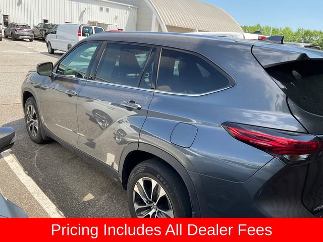 Used 2021 Toyota Highlander XLE AWD/4WD image 4