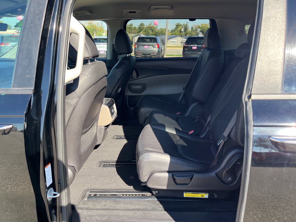 Used 2025 Kia Carnival FWD image 29