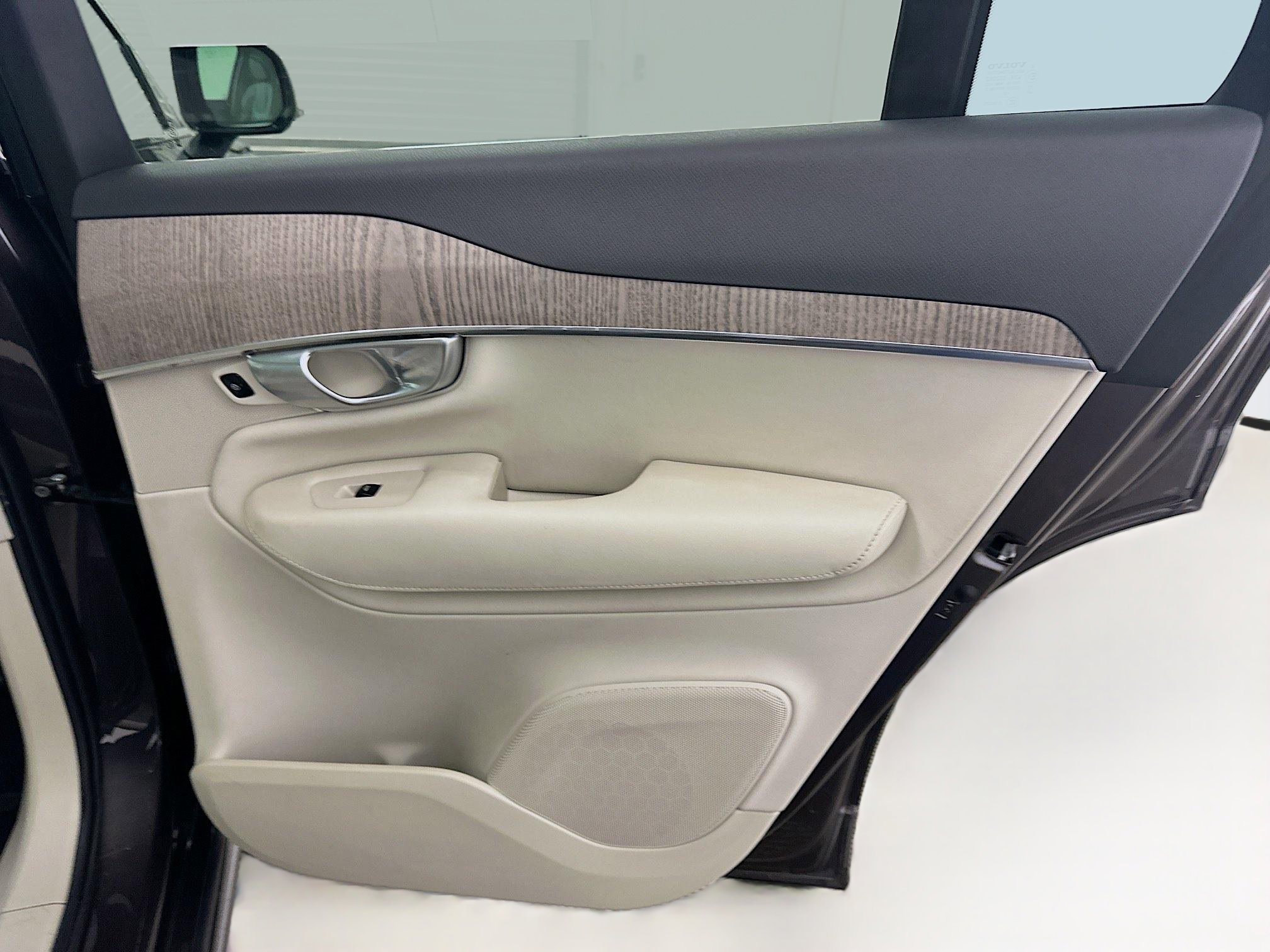 Used 2024 Volvo XC90 B6 Plus w/ Protection Package Premier image 34