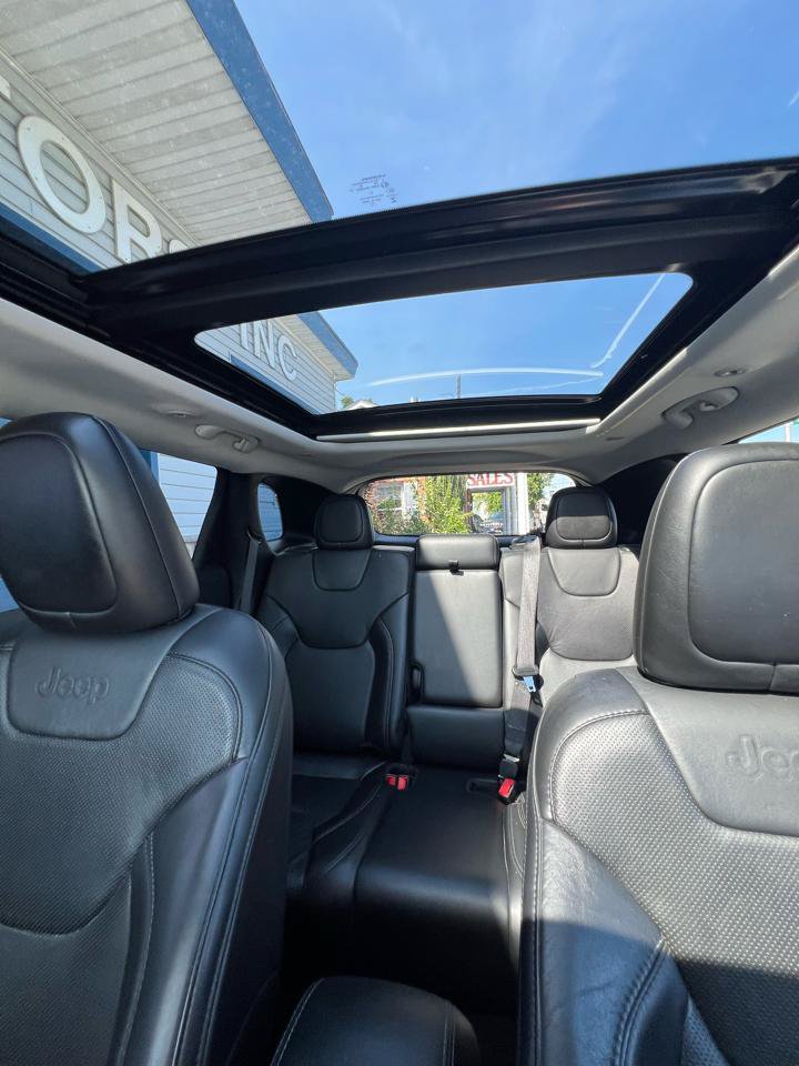 Used 2020 Jeep Cherokee Latitude Lux w/ Comfort/Convenience Group AWD/4WD image 33