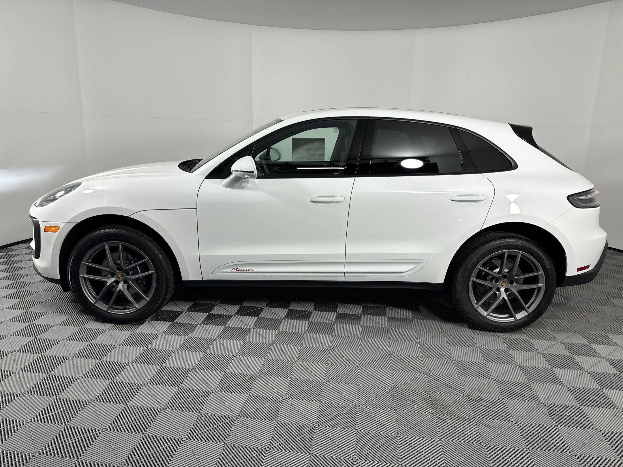 Certified 2025 Porsche Macan image 2
