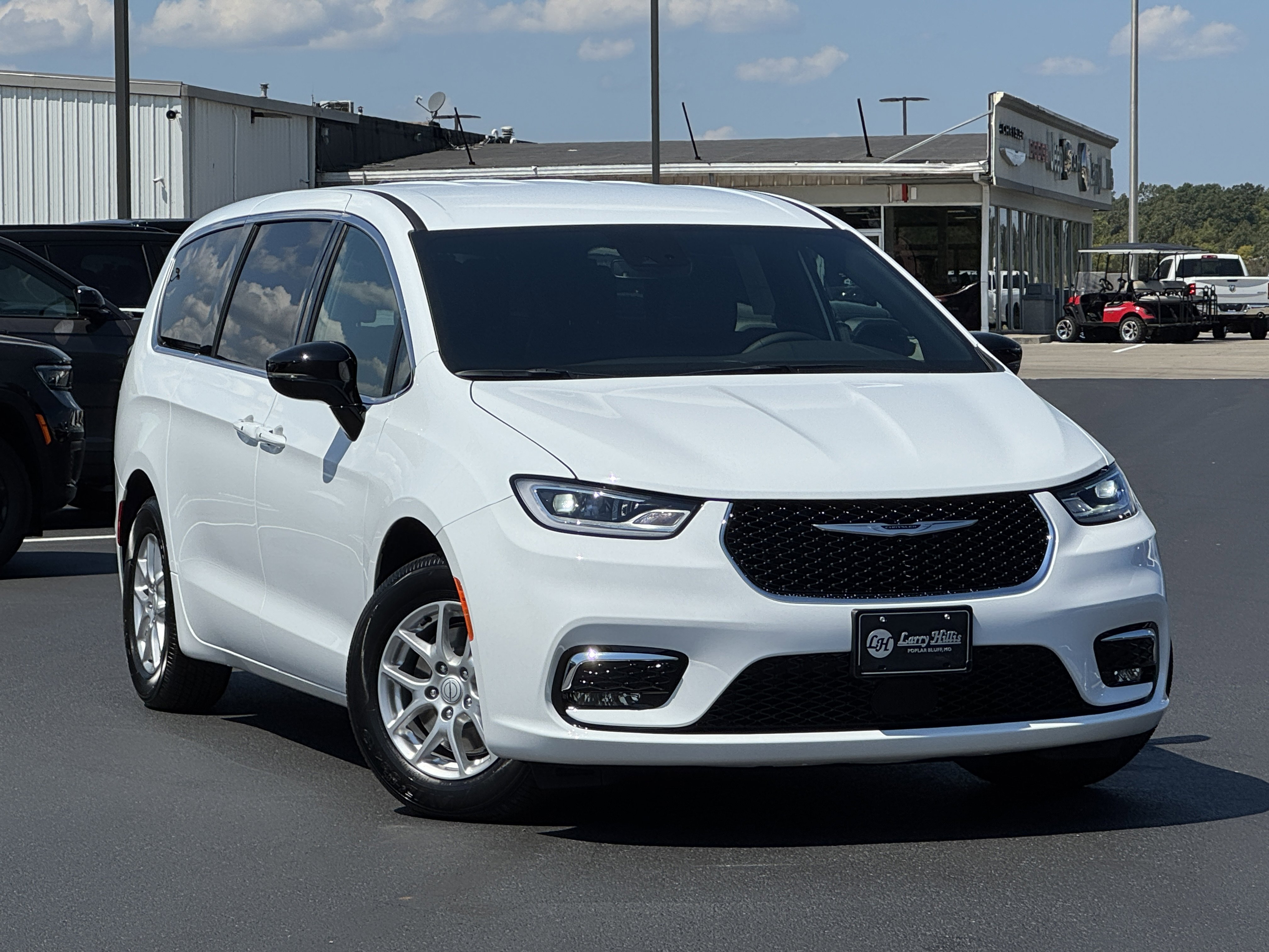 New 2026 Chrysler Pacifica Select image 3