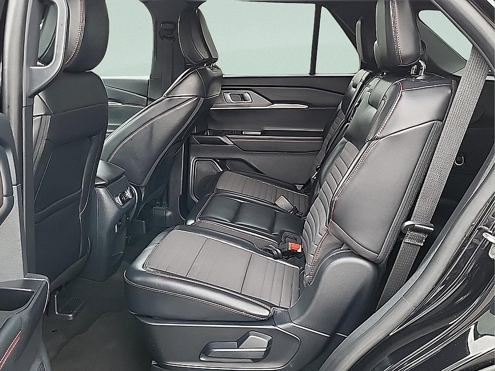 Used 2025 Ford Explorer ST-Line w/ ST-Line Street Pack AWD/4WD image 11
