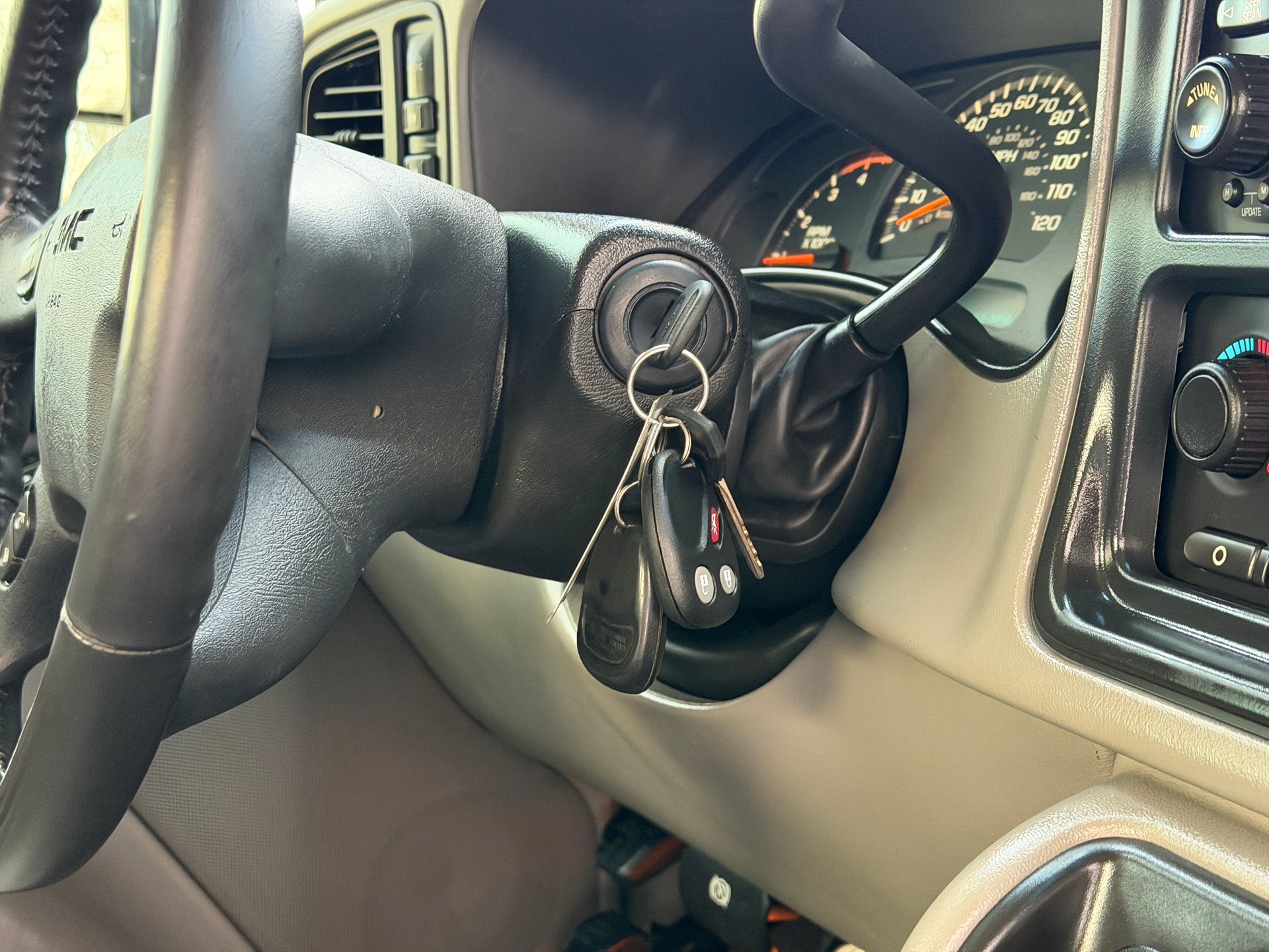 Used 2005 GMC Sierra 3500 SLT w/ Heavy-Duty Power Package image 31