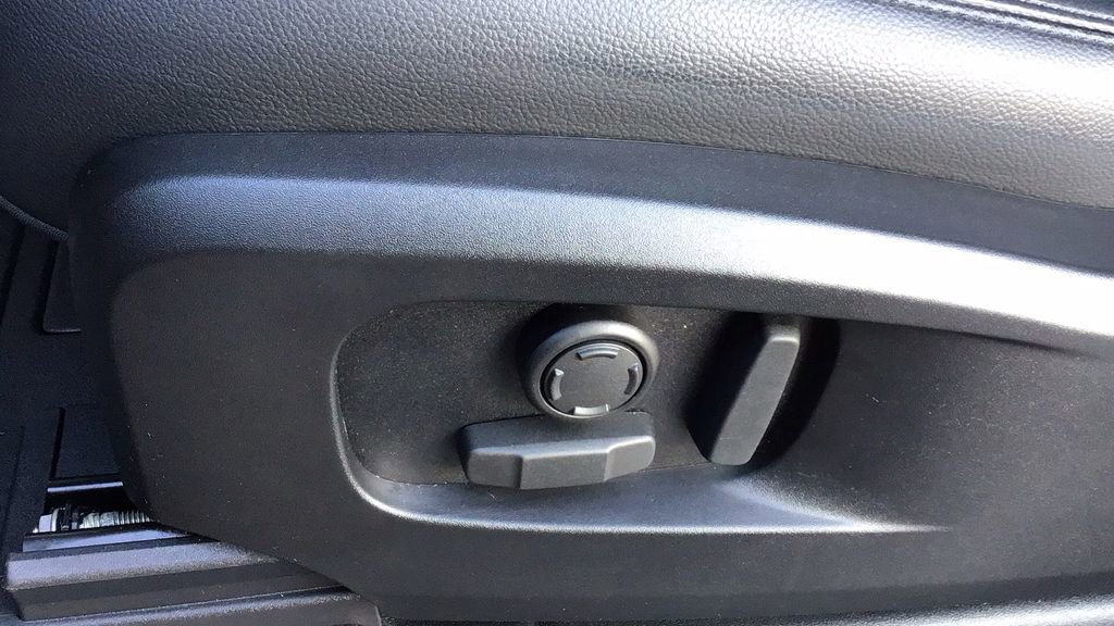 Used 2023 Land Rover Defender 90 SE image 19