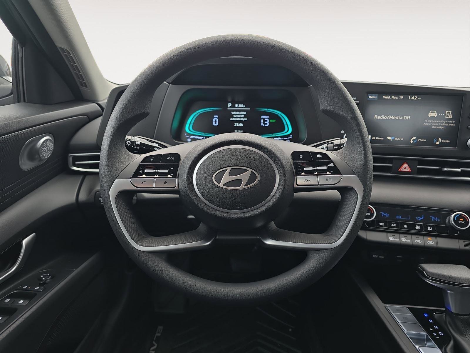 Used 2025 Hyundai Elantra Hybrid FWD image 11