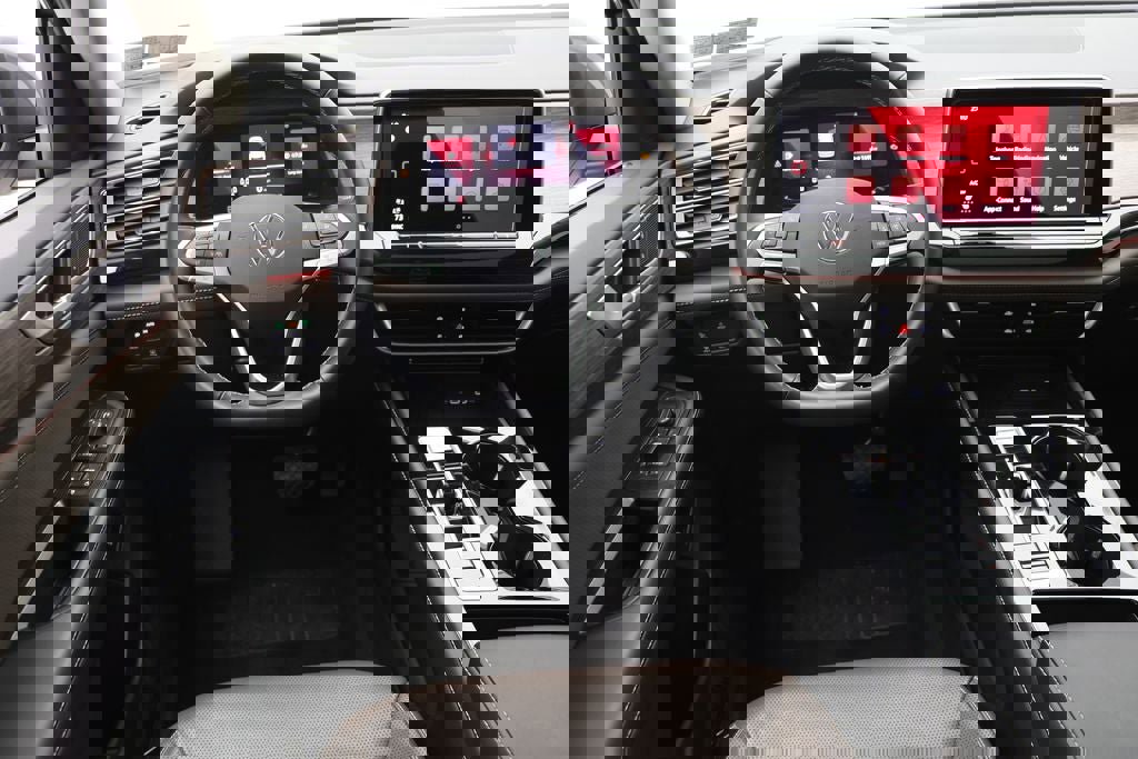 Used 2025 Volkswagen Atlas SEL image 14