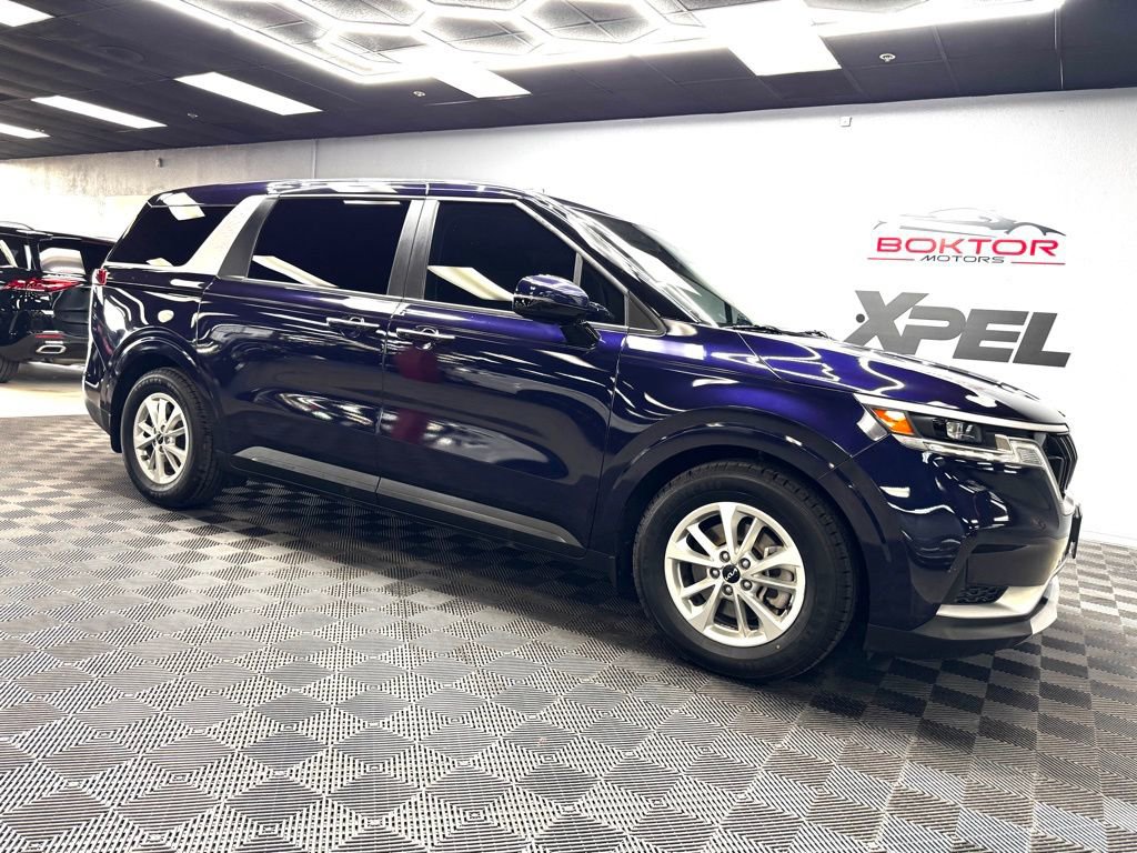 Used 2024 Kia Carnival LX FWD image 2