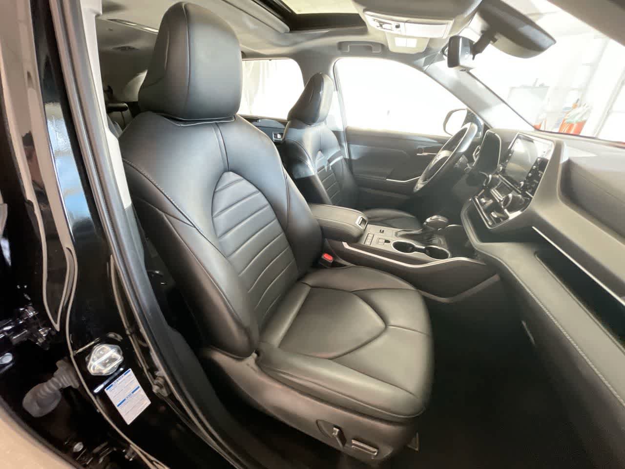 Used 2022 Toyota Highlander XLE AWD/4WD image 26