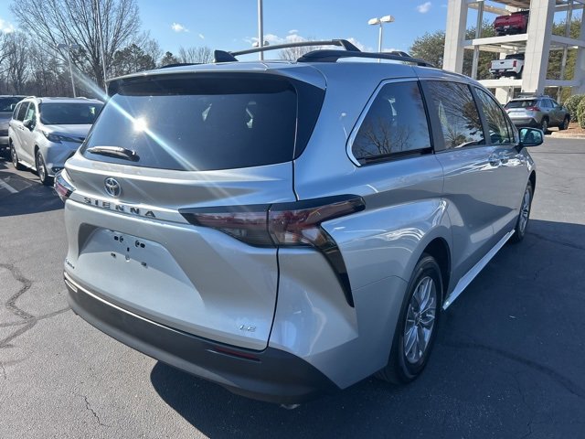 Used 2025 Toyota Sienna LE image 5