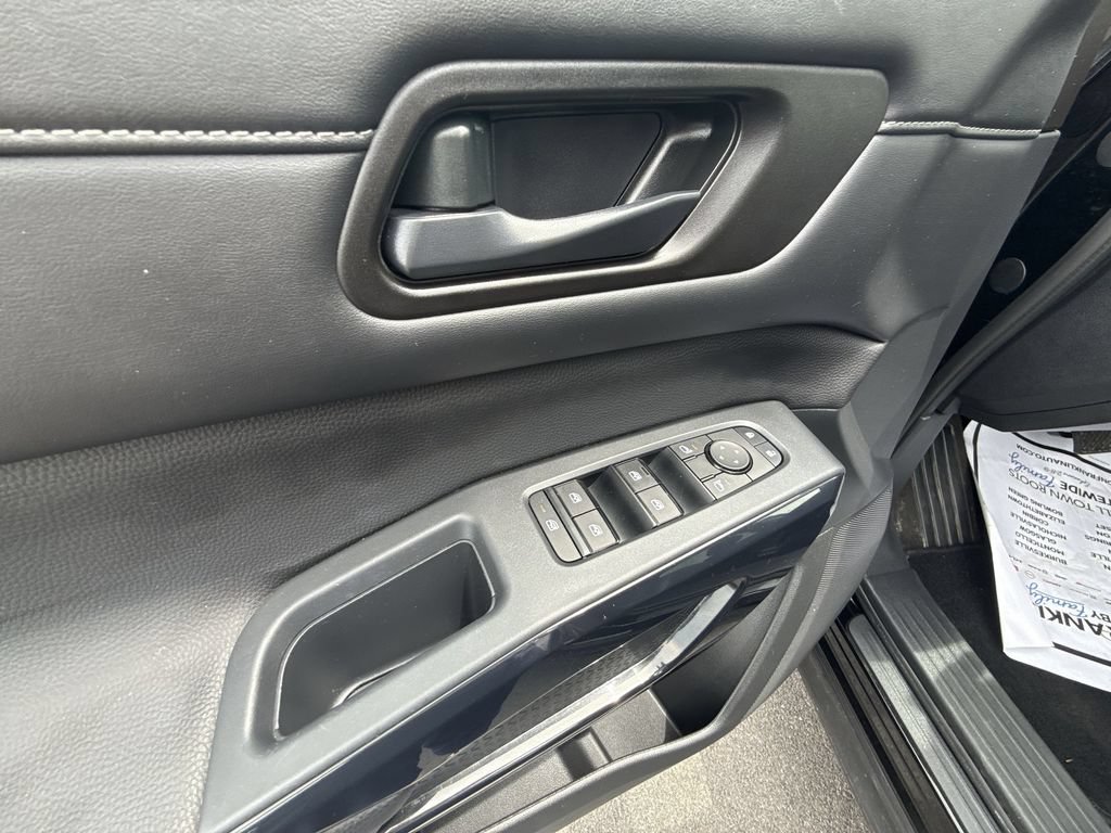 Used 2025 Nissan Pathfinder SV FWD image 13