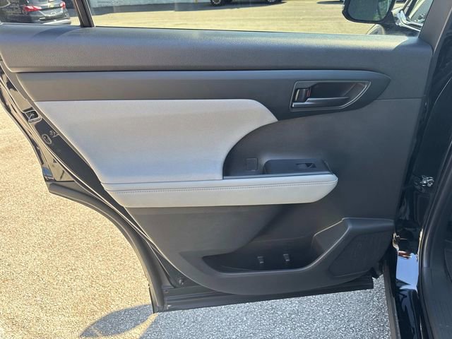 Used 2024 Toyota Highlander LE image 15