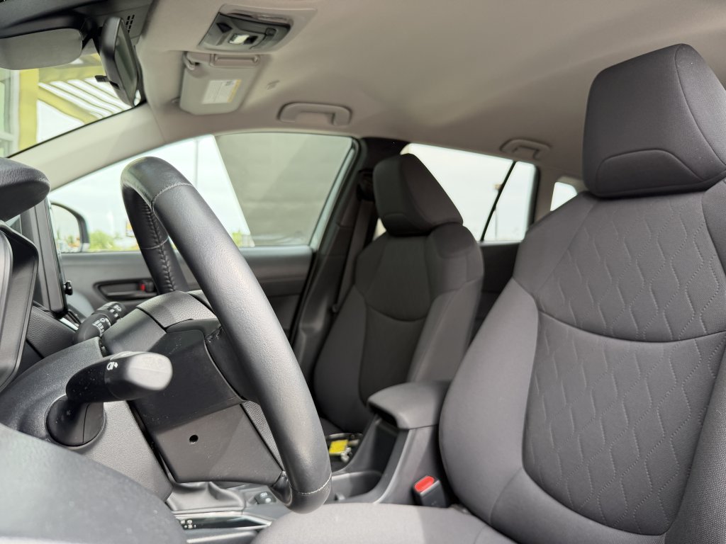 Used 2023 Toyota Corolla Cross LE AWD/4WD image 32