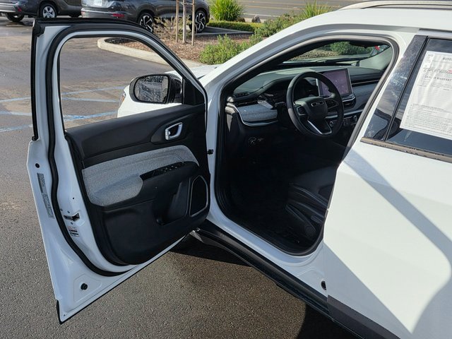 Used 2024 Jeep Compass Latitude image 40