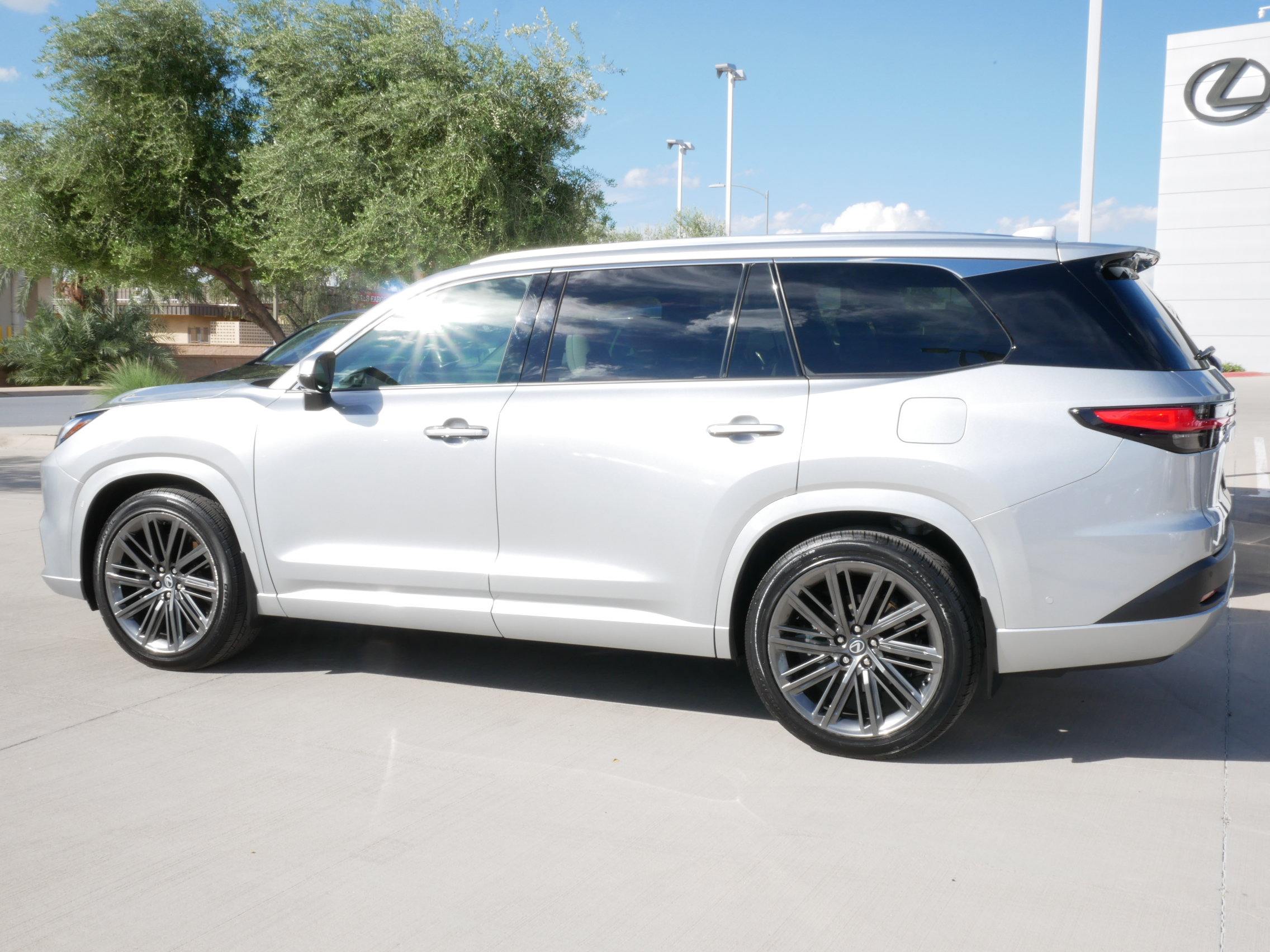 Certified 2026 Lexus TX 550h AWD Plug-In Hybrid w/ Technology Package image 5