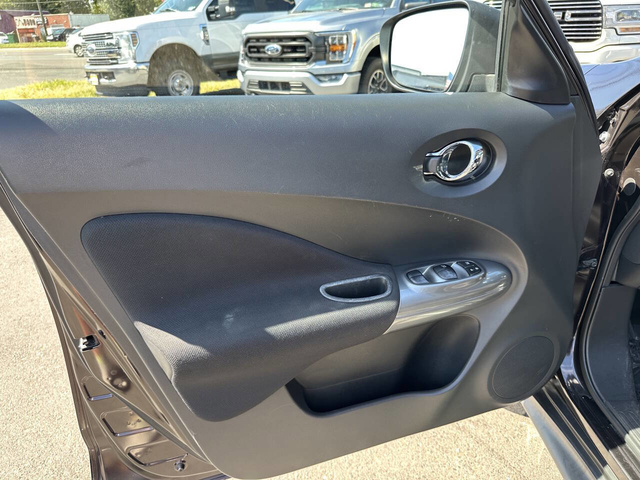 Used 2015 Nissan Juke S image 25