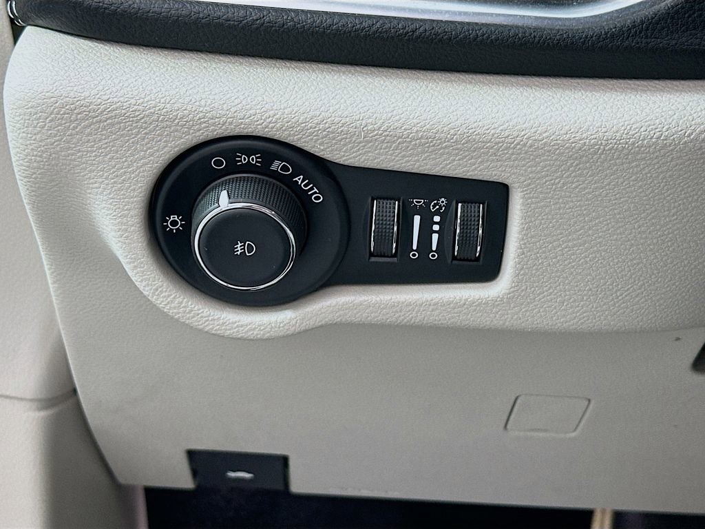 Used 2023 Chrysler Pacifica Limited image 10