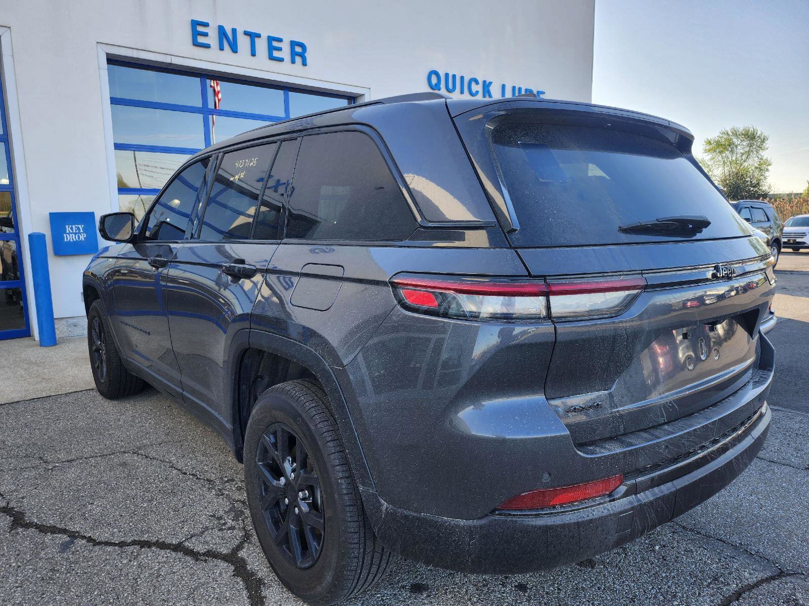 Used 2024 Jeep Grand Cherokee Altitude image 3