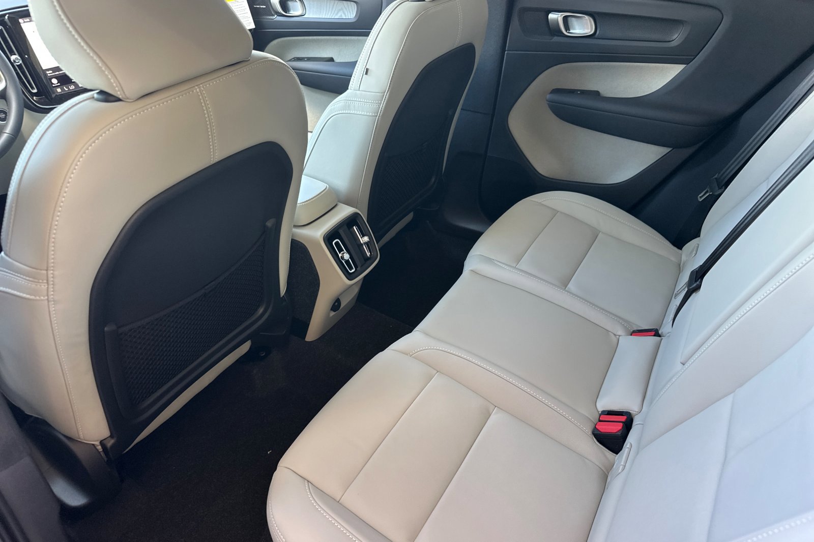 New 2026 Volvo XC40 B5 Ultra AWD/4WD image 10
