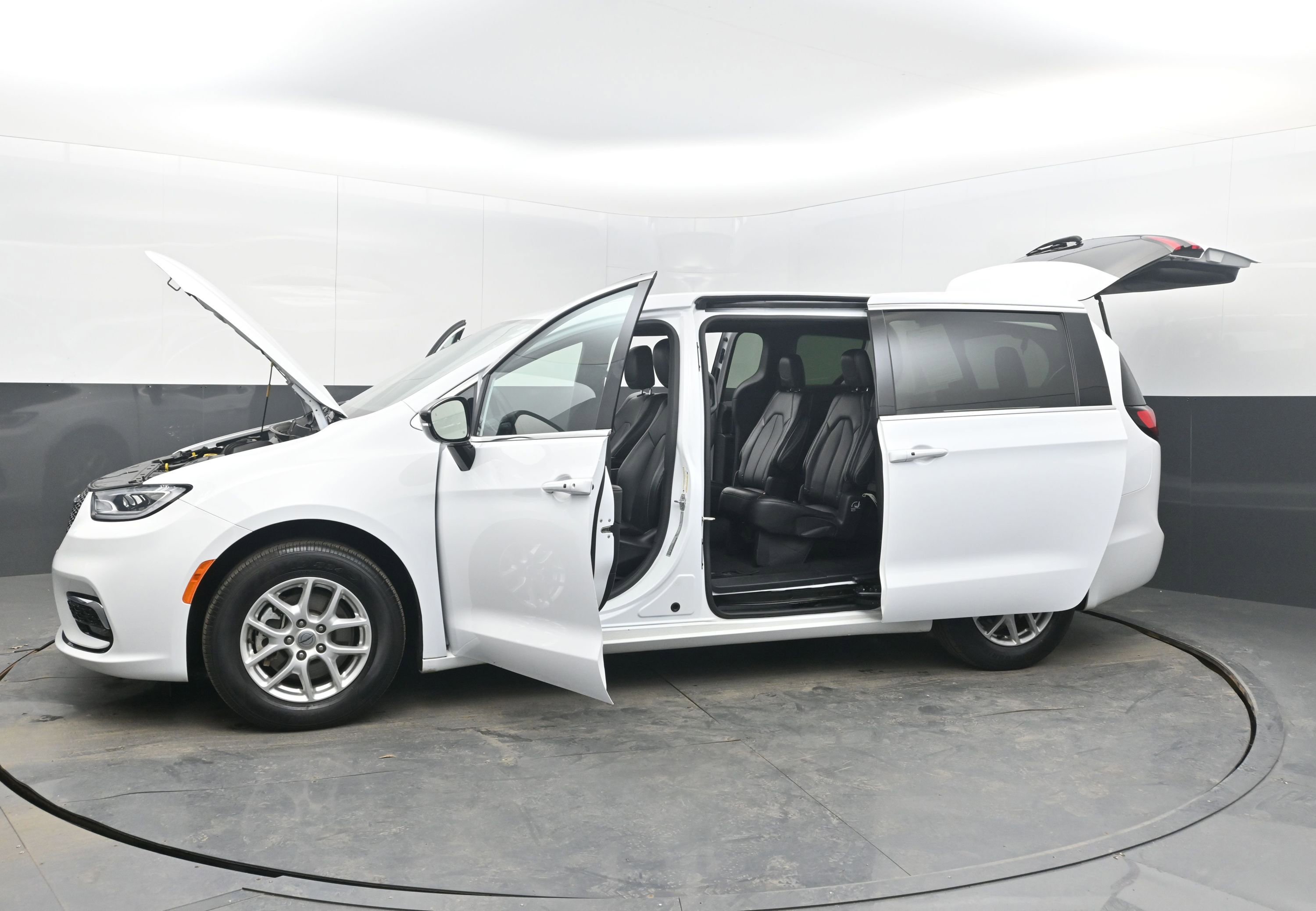 Used 2025 Chrysler Pacifica Select image 37