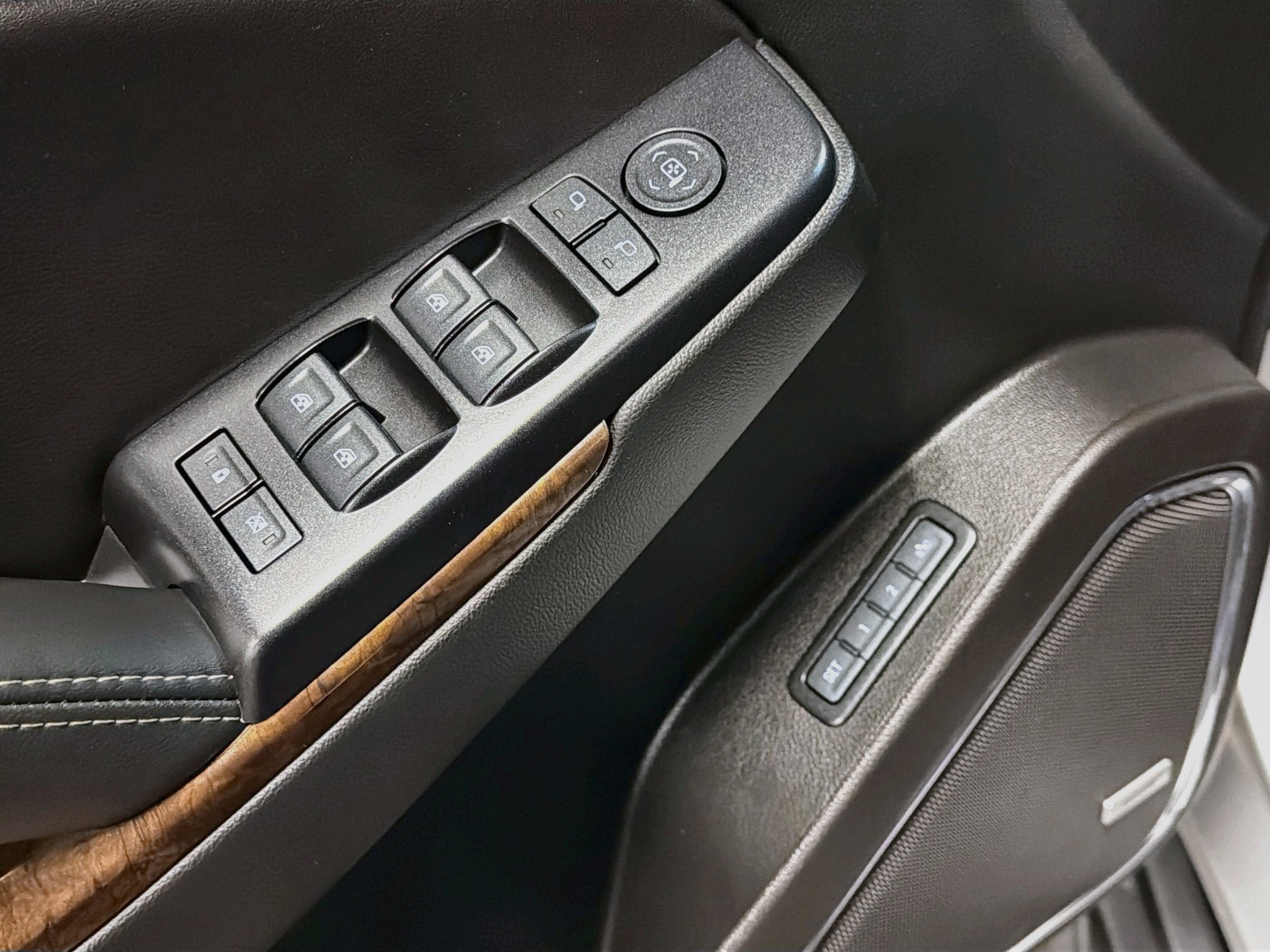 Used 2018 Chevrolet Suburban LT AWD/4WD image 15