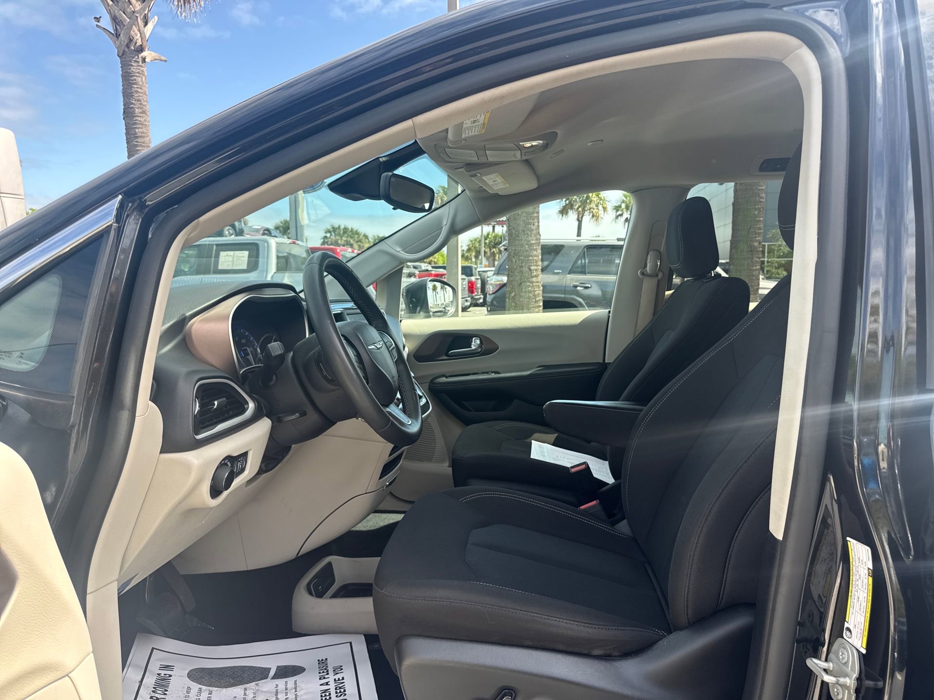 Used 2023 Chrysler Voyager LX image 24