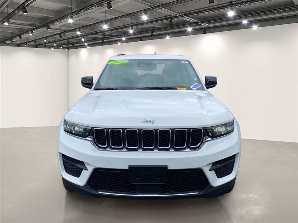 Used 2023 Jeep Grand Cherokee Laredo AWD/4WD image 2