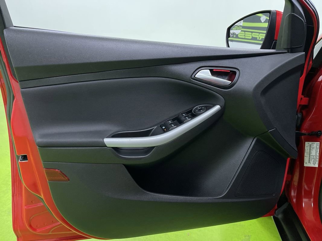 Used 2014 Ford Focus SE w/ Equipment Group 201A image 3