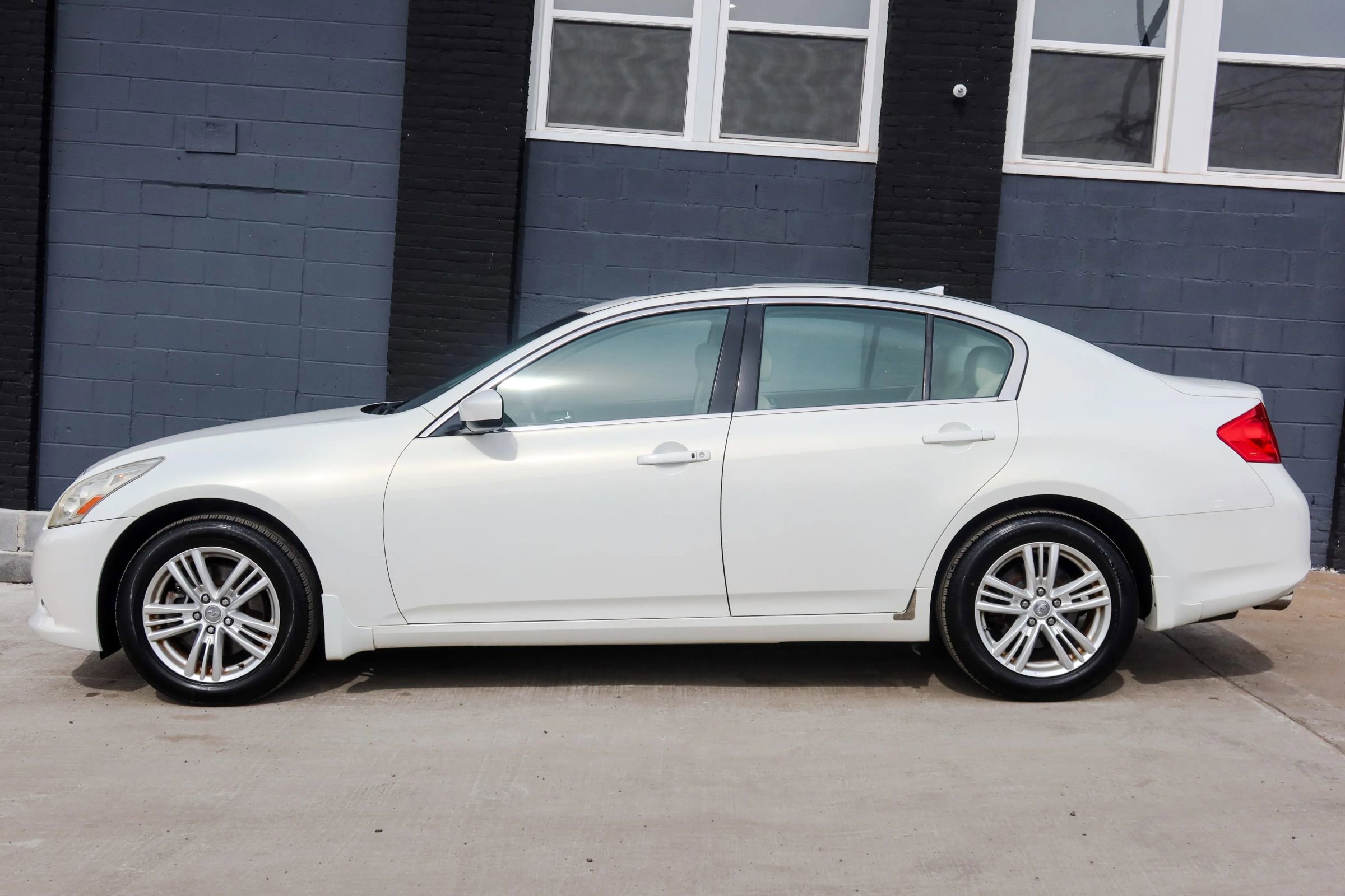 Used 2011 INFINITI G25 x w/ Moonroof Pkg image 5