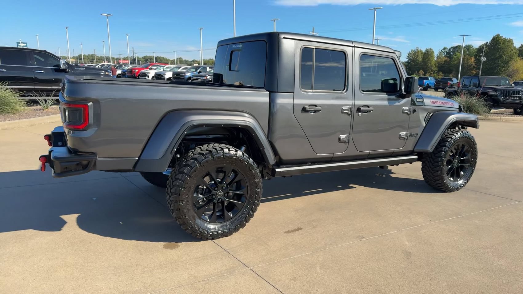 Used 2023 Jeep Gladiator Sport AWD/4WD image 8