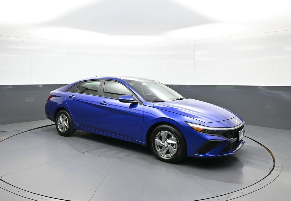 Used 2025 Hyundai Elantra SE FWD image 4