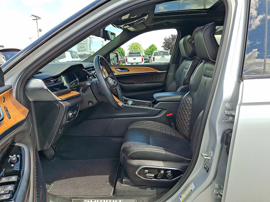 Used 2024 Jeep Grand Cherokee Summit AWD/4WD image 17