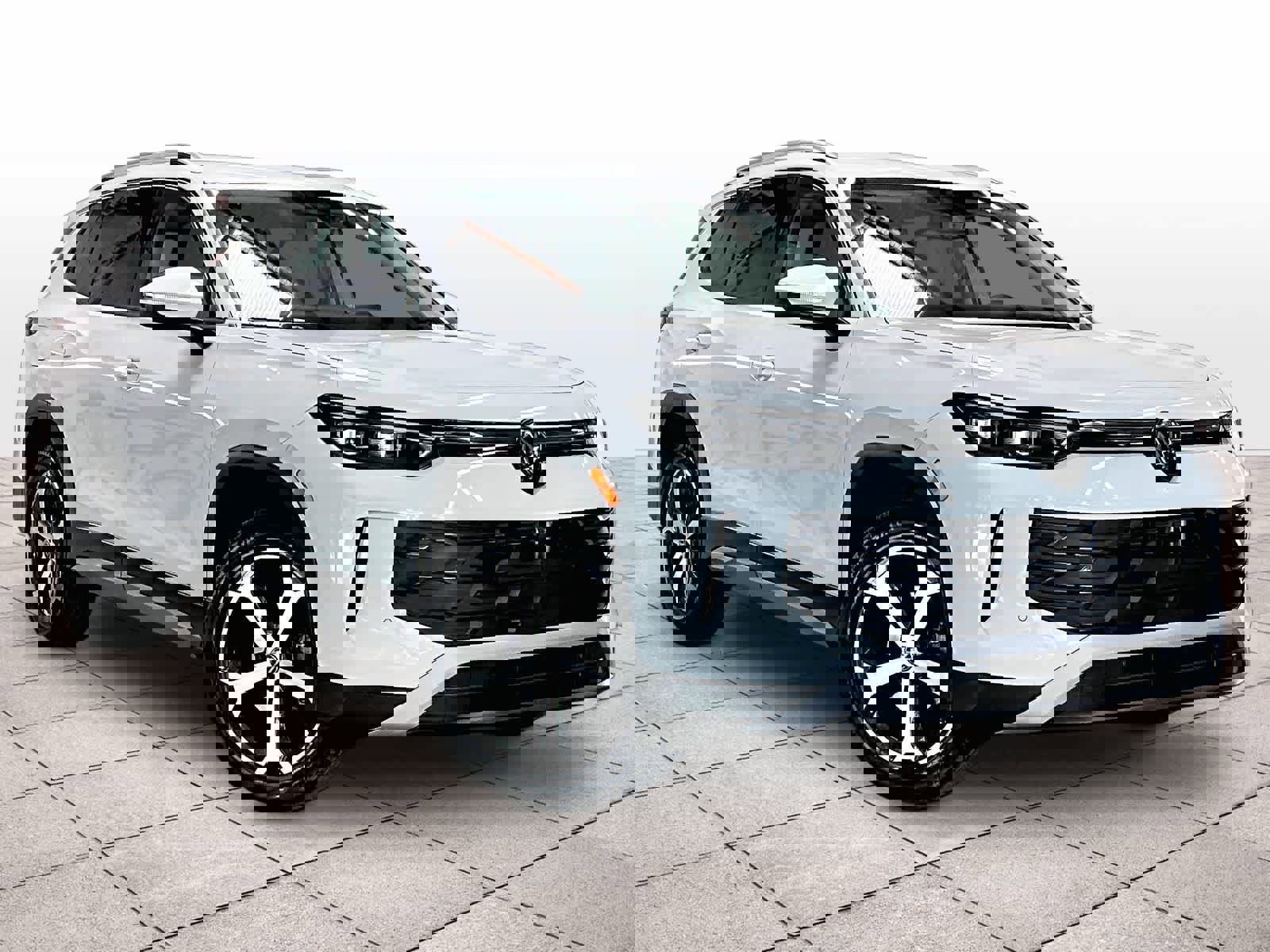 Certified 2025 Volkswagen Tiguan SE FWD image 2