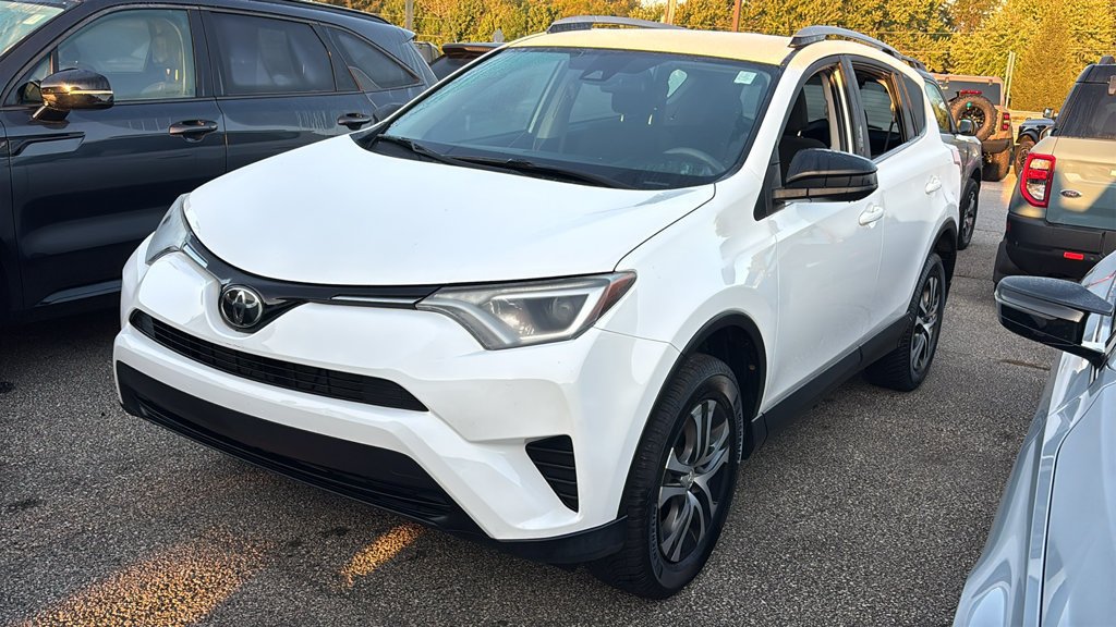 Used 2018 Toyota RAV4 LE AWD/4WD image 2