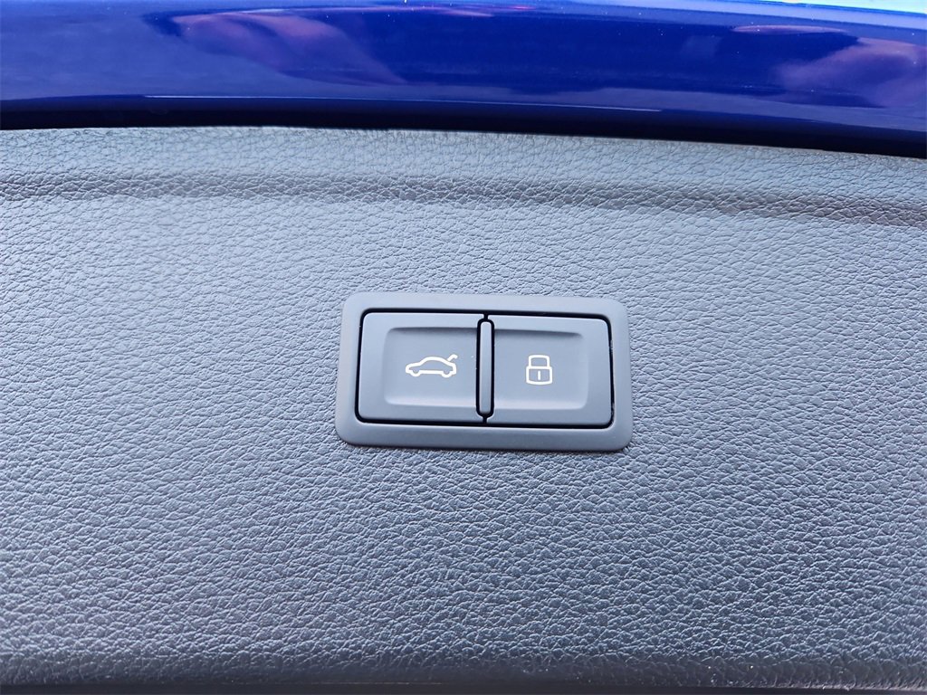 Used 2024 Audi Q5 e Premium w/ Convenience Package image 24