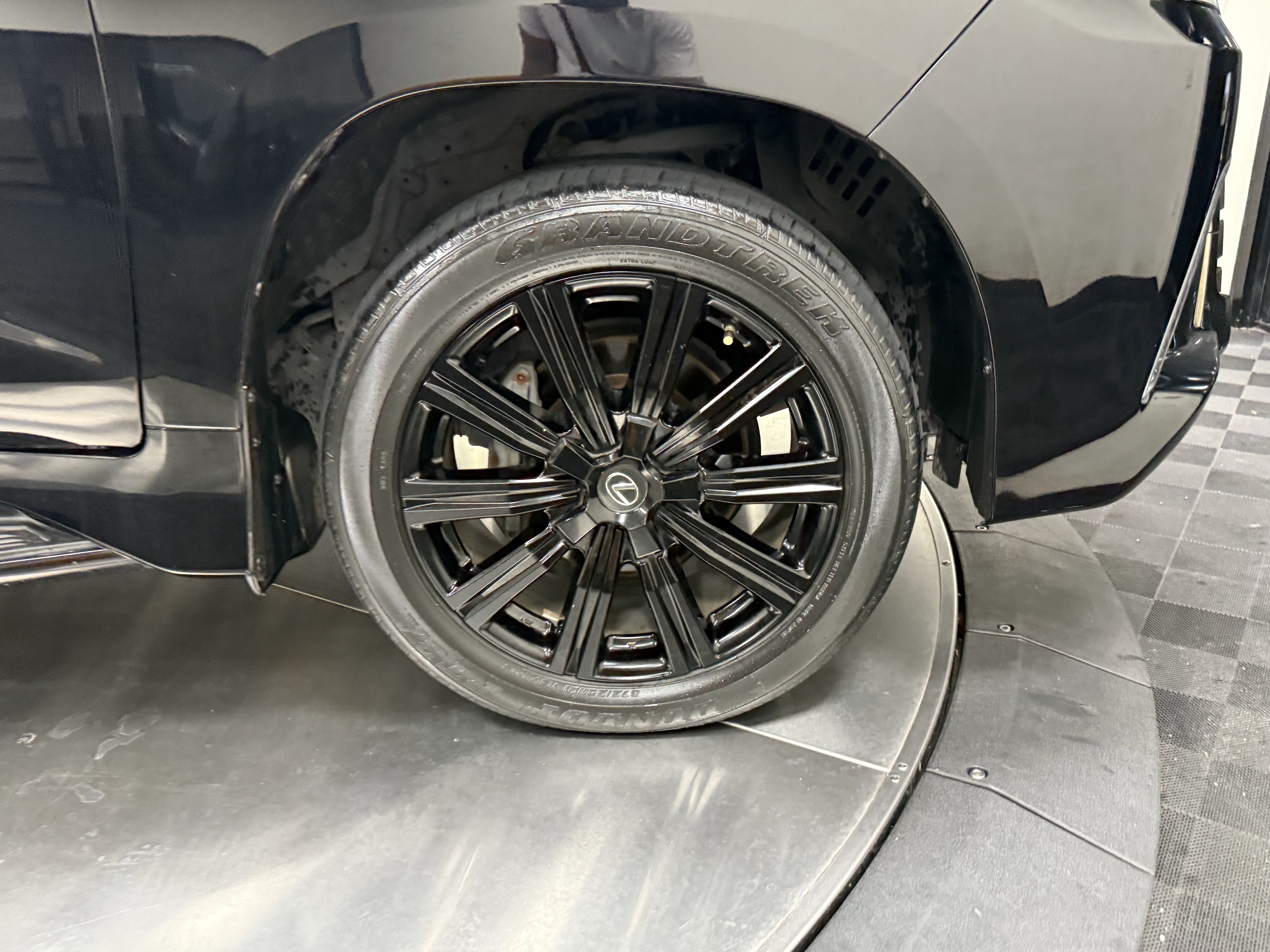 Used 2019 Lexus LX 570 4WD w/ Inspiration Series image 9