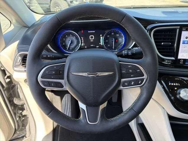 Certified 2024 Chrysler Pacifica Limited FWD image 28